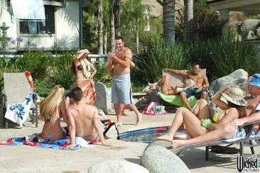 Brittney Skye участвует в групповой ебле на нудистском пляже