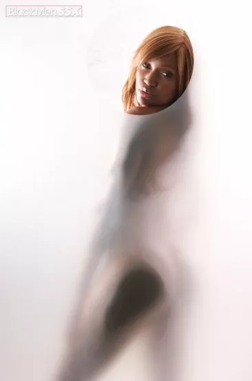 Аппетитная темнокожая модель в бикини Lyric BMD позирует на мотоцикле