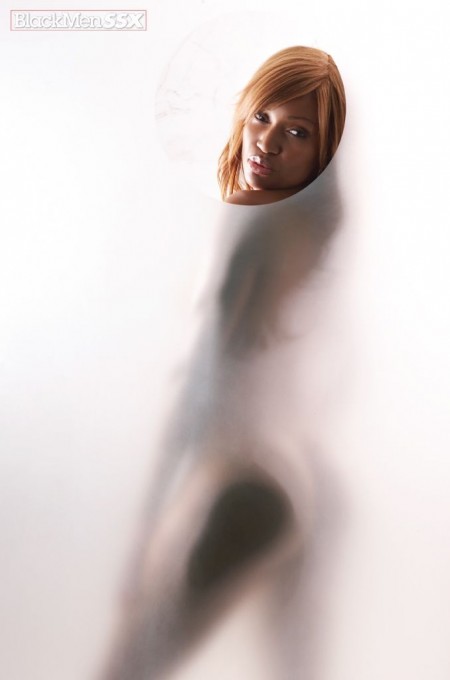 Аппетитная темнокожая модель в бикини Lyric BMD позирует на мотоцикле