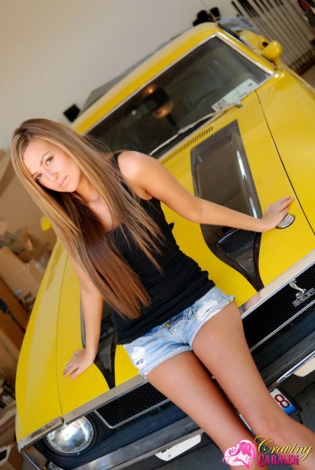 Длинноволосая детка с бритой киской Craving Carmen полностью раздевается в гараже