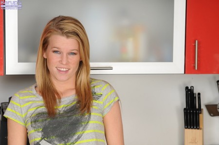 Aiden Aspen с маленькими сиськами и аккуратно подстриженной киской, снимает джинсовые шорты и нижнее белье