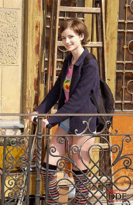 Развратная Amy Shine раздвигает булочки и трахает свою дырочку игрушкой