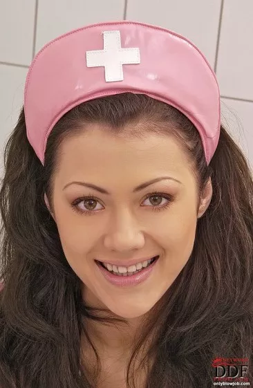 Длинноногая европейская медсестра в розовой латексной униформе Priscilia Nubiles соблазняет доктора