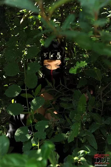 Чешская брюнетка Shione Cooper в бандане и сапогах, показывает огромные сиськи