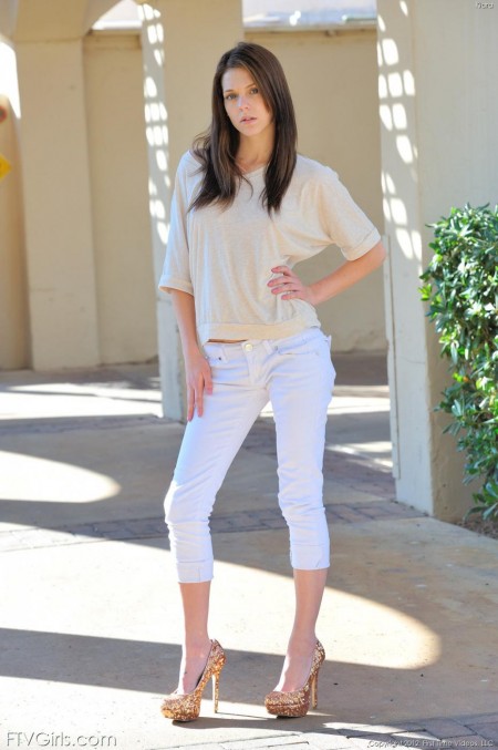 Малышка Kiera Winters с торчащими сиськами, обнажается догола