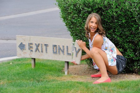 Обращенная дерзкая милашка Presley Hart показала свою попку и сиськи на балконе