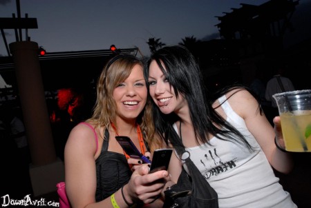 Пьяные девушки - брюнетка Dawn Avril ублажает и целует свою подругу