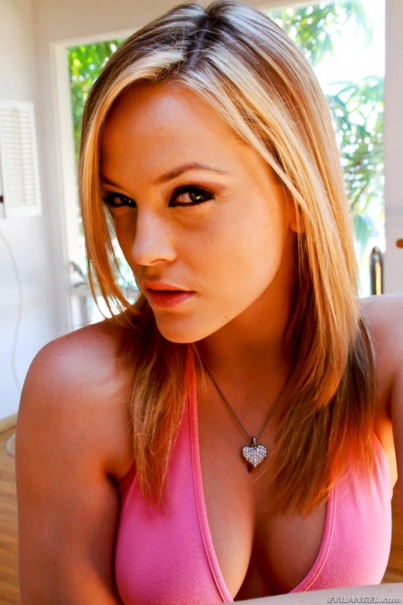 Блондинка Alexis Texas снимает колготки и показывает попку