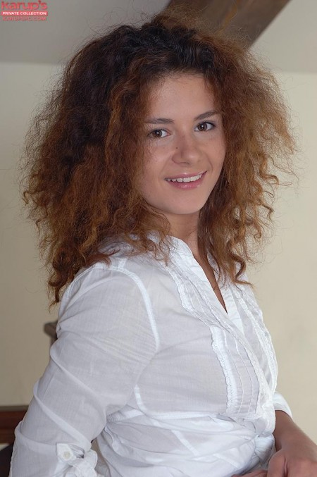 Девушка в чулках Nadiya Nubiles готова удовлетворить любого парня