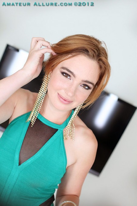 Озабоченной малолеткой Jodi Taylor овладели в киску, а она доводит член до оргазма орально