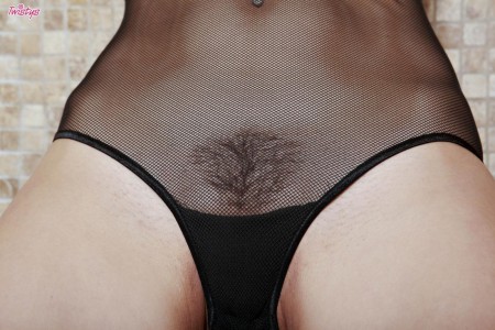 Великолепная брюнетка Karlie Montana снимает прозрачное белье и играет в душе