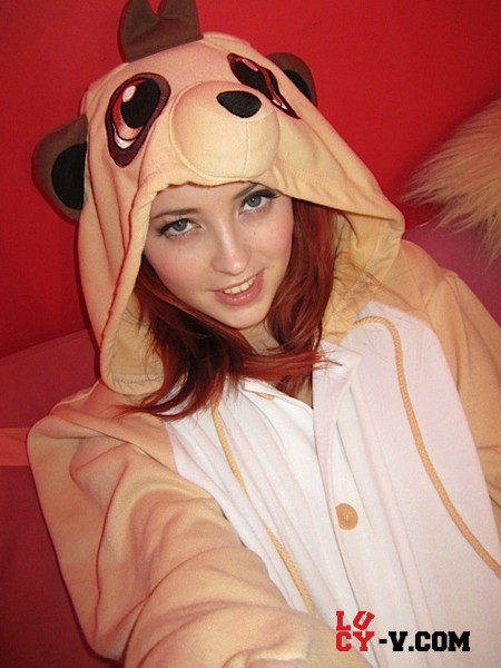 Милая рыжая девочка-подросток Lucy Vixen непрочь подразнить обнаженной грудью