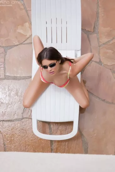 Кто-то подглядывает за Nina James, загорающей топлесс