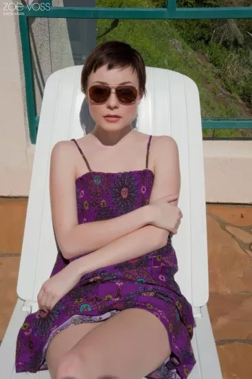 Очаровательная темноволосая девка Zoe Voss принимала солнечную ванну когда попала в камеру