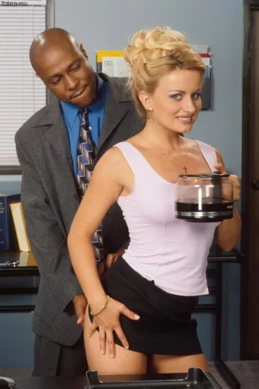 Блондинка Oceane сосет черный член и получает обильное семяизвержение в офисе