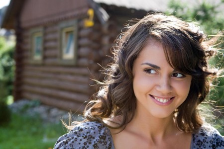 Свежая латинка Astrud A демонстрирует раздвинутую пизду на берегу реки