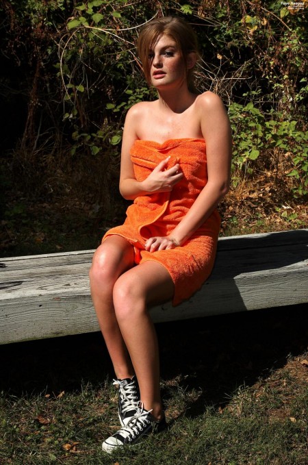 Брюнетка-извращенка Faye Reagan раздевается и наслаждается теплым солнышком на природе