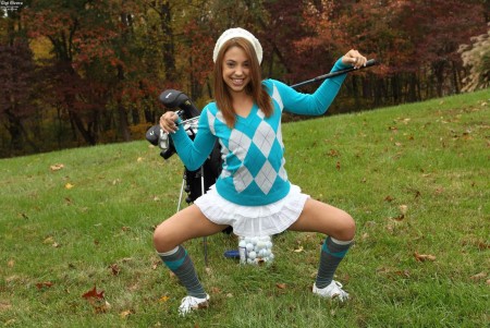 Горячая латина Gigi Rivera возбуждается от игры в гольф на свежем воздухе и яростно мастурбирует свою киску