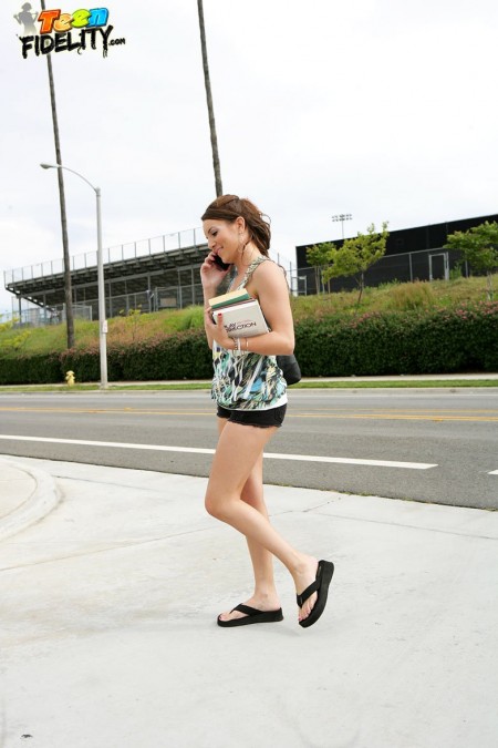 Малюсенькая татуированная малолетка Jenna Rose раздевается и получает жесткое удовольствие со своим парнем