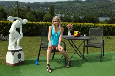 Юная блондинка Samantha Heat голышом раздвинула ноги и играет со своей бритой киской на улице