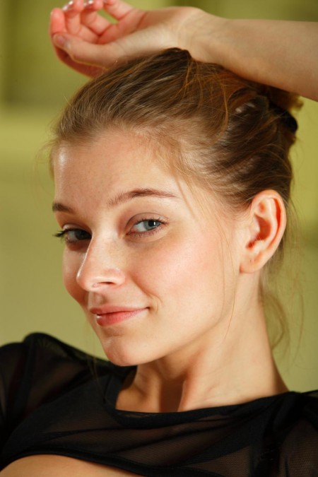 Наслаждайся красивыми натуральными сиськами и горячей киской красотки Indiana A