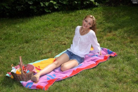 Брюнетка Tabitha Tucker позирует в мокрой блузке, потом раздевается и дрочит киску на улице