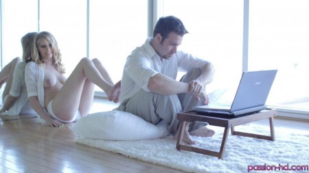 Нежная голая юная блондинка Allie James делает качественный минет и страдает под хозяйской рукой