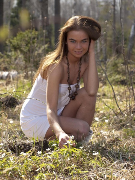 Брюнетка Lachia A принимает соблазнительные позы для камеры