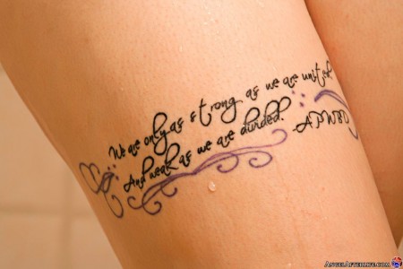 Игривая татуированная зажигалка Ela Darling развратничает со своими дырками в душе