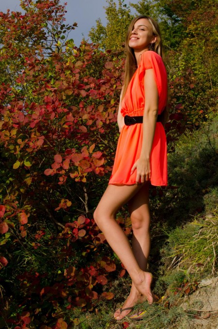 Соблазнительная детка Sofy B дразнит невероятной обнаженной киской на природе, с видом под юбкой