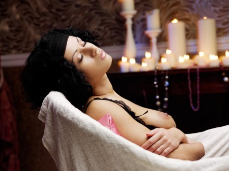 Сисястая малышка Pammie Lee демонстрирует красивую волосатую киску между ножек в черных чулочках