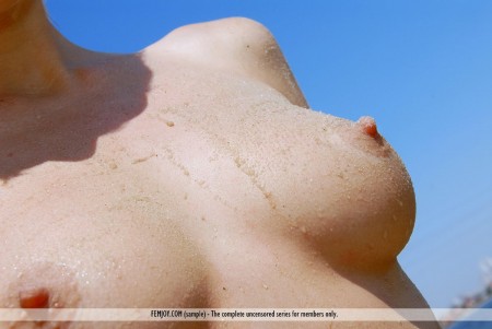 Милая блондинка Addie Femjoy дразнит обнаженным телом и эротично позирует на скале