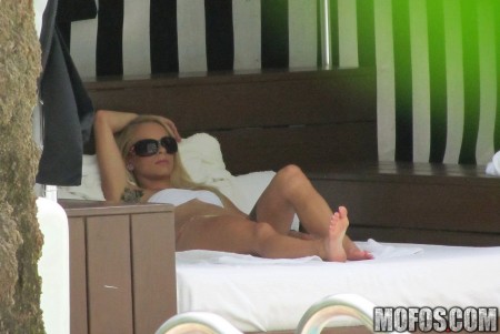 Милая детка Cameron Canada выходит из под контроля, когда ей в руки приходит член