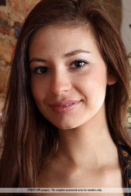 Горячая брюнетка Irina J улыбается и показывает голое тело со всех сторон