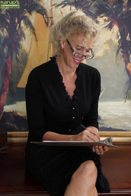 Грязная старая блондинка-мамочка Cally Jo снимает шлюхастую одежду и играет с собой