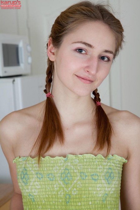 Рыжая девушка Dacey Karups ласкает свою киску