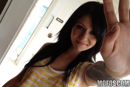 Сладкая малышка Madelyn Monroe практикуется в оральном сексе и наслаждается злостной и жесткой еблей