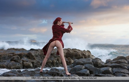 Грудастая рыжеволосая красотка Piper Fawn раздевается на природе