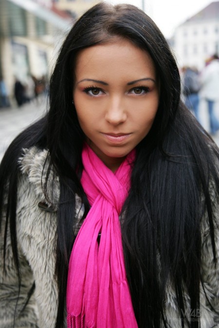 Было холодно,но молоденькая модель  Bailey Ryder все равно решила показать вам свое тело