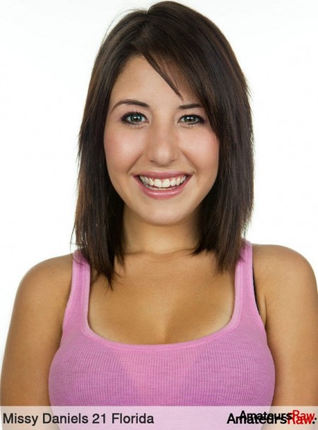 Missi Daniels насасывает, красиво улыбаясь