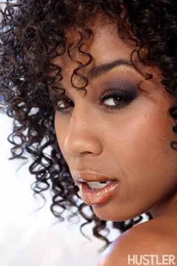 Страстная черная милашка Misty Stone позирует в этой популярной эротической галерее