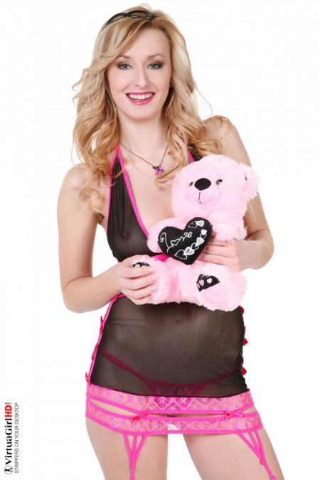 Блондинка Cox A соблазняет парня эротичным бельем и голым телом