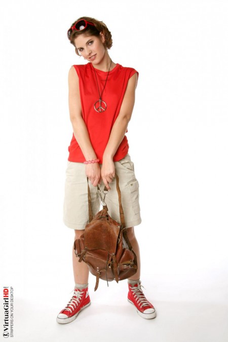 Темноволосая куколка Demi Nubiles в трусиках охотно показывает голые титьки и киску