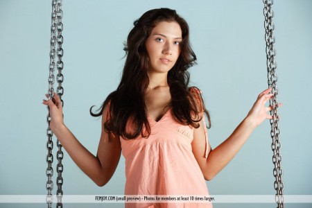 Брюнетка на качели - Zhanna B, позирует и показывает восхитительное голое тело