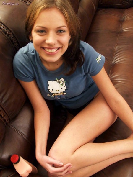 Улыбчивая сисястая малышка Babette снимает свою футболку и затем нижнее белье, играя с толстым инструментом