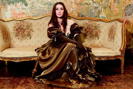 Эксклюзивное портфолио редкой красотки Paige Turnah, где она демонстрирует попку под юбкой