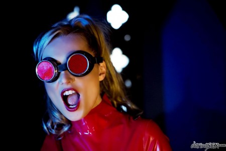 Игривая Sue Diamond трахается через разрез в латексном костюме