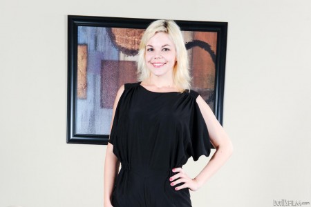 Смотри как твердый хуй перескакивает из Alana Evans в горячий ротик Alice