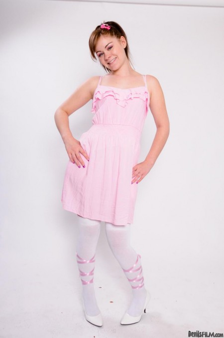 Красивая девушка Angel Cakes устраивает софткорную сессию в сексуальных трусиках