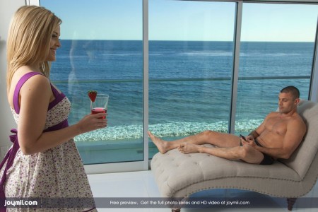 Красивая детка с нежным телом Alexis Texas занимается возбуждающим грубым сексом